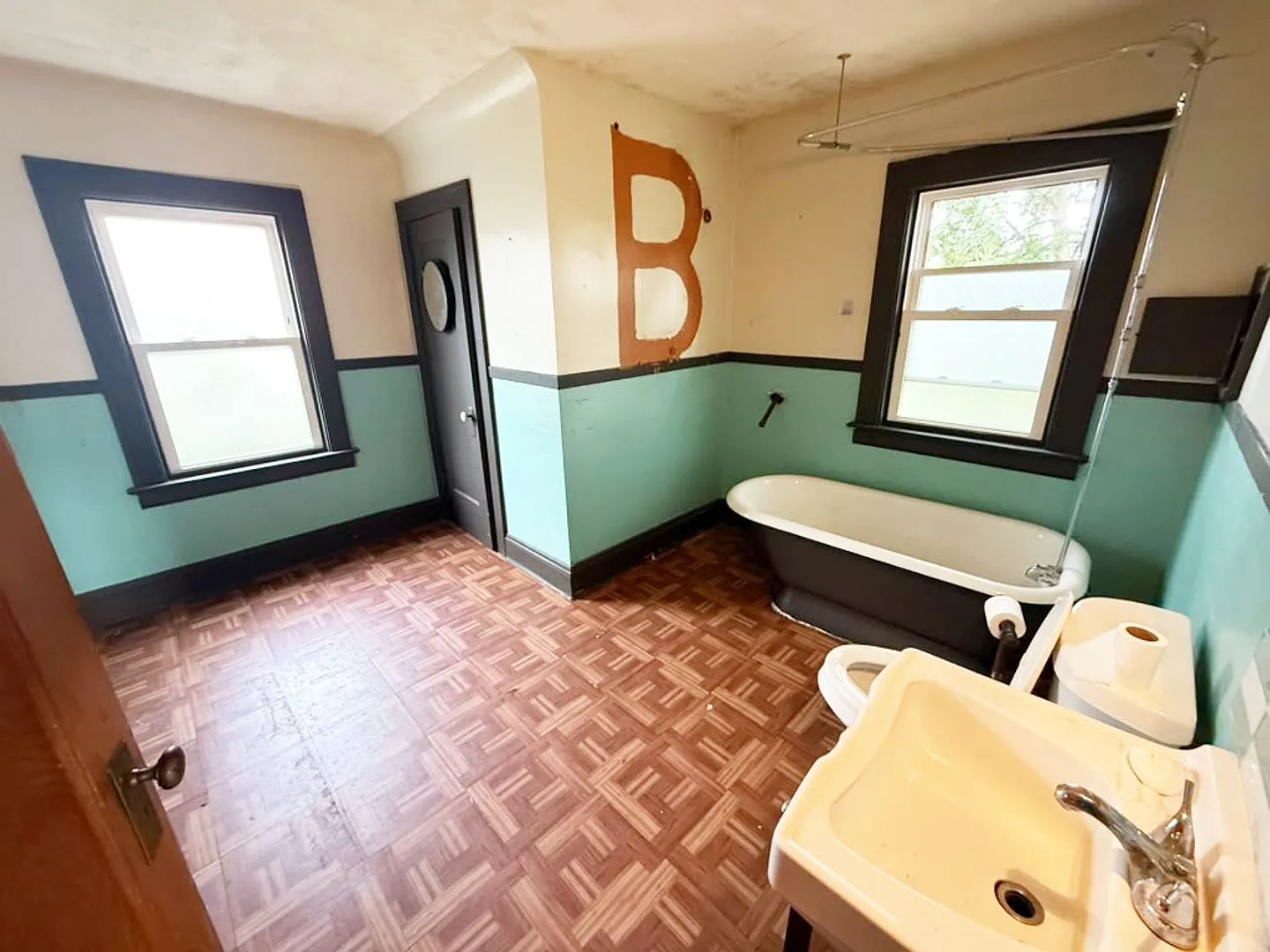 3 Bed 1 Bath Single Family Home! — Photo 2