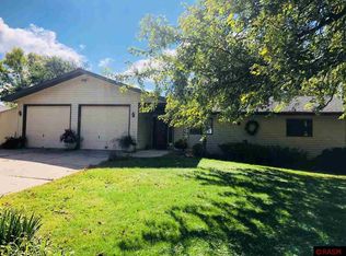 381 E Tyrone St, Le Center, MN 56057