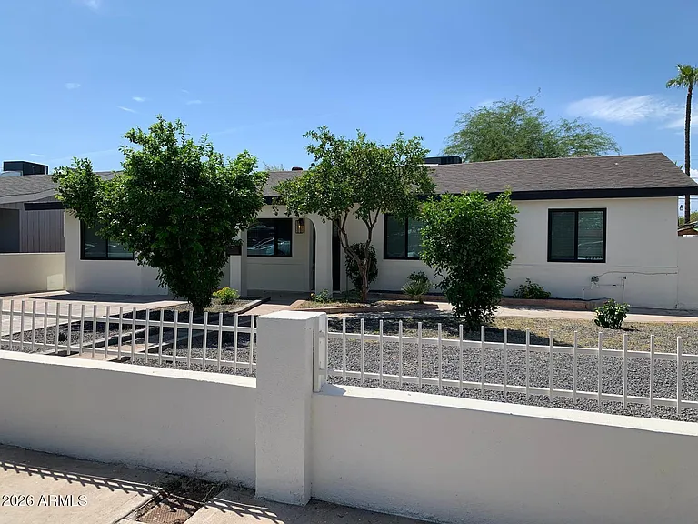 3415 E Sheridan St — Photo 2