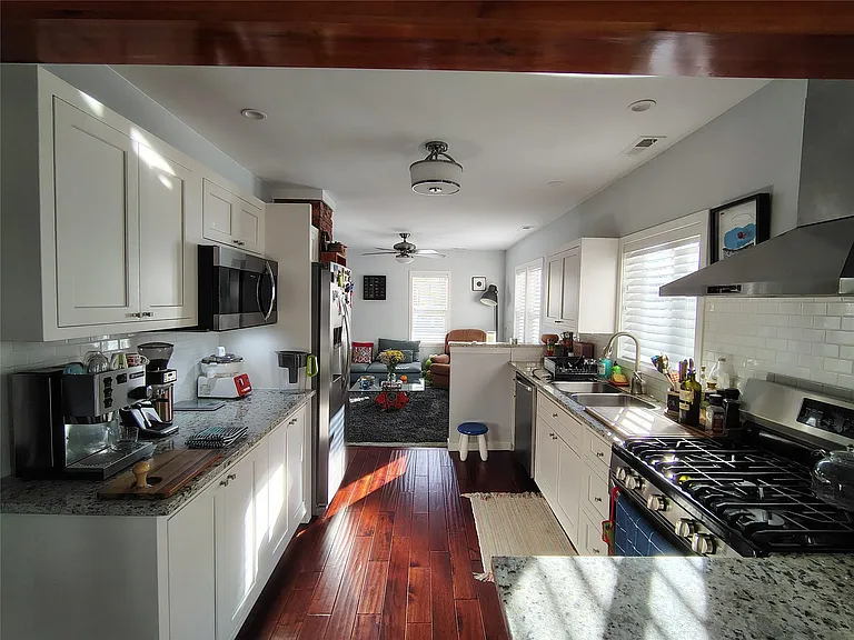 241 N Helen Ave — Photo 16