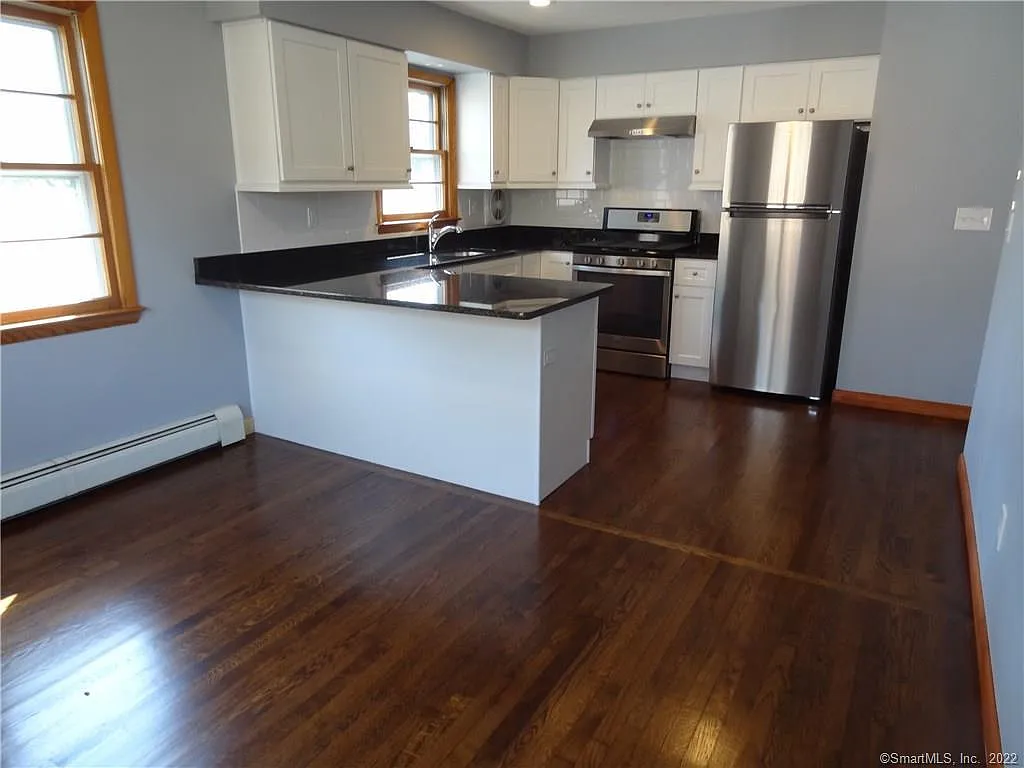 3 bed, 1.5 bath, 1316 sqft, $2,600 — Photo 3