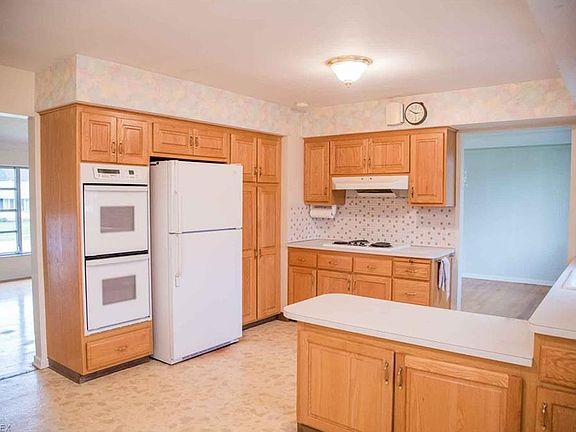 3rd image of 16238 Ramona Dr