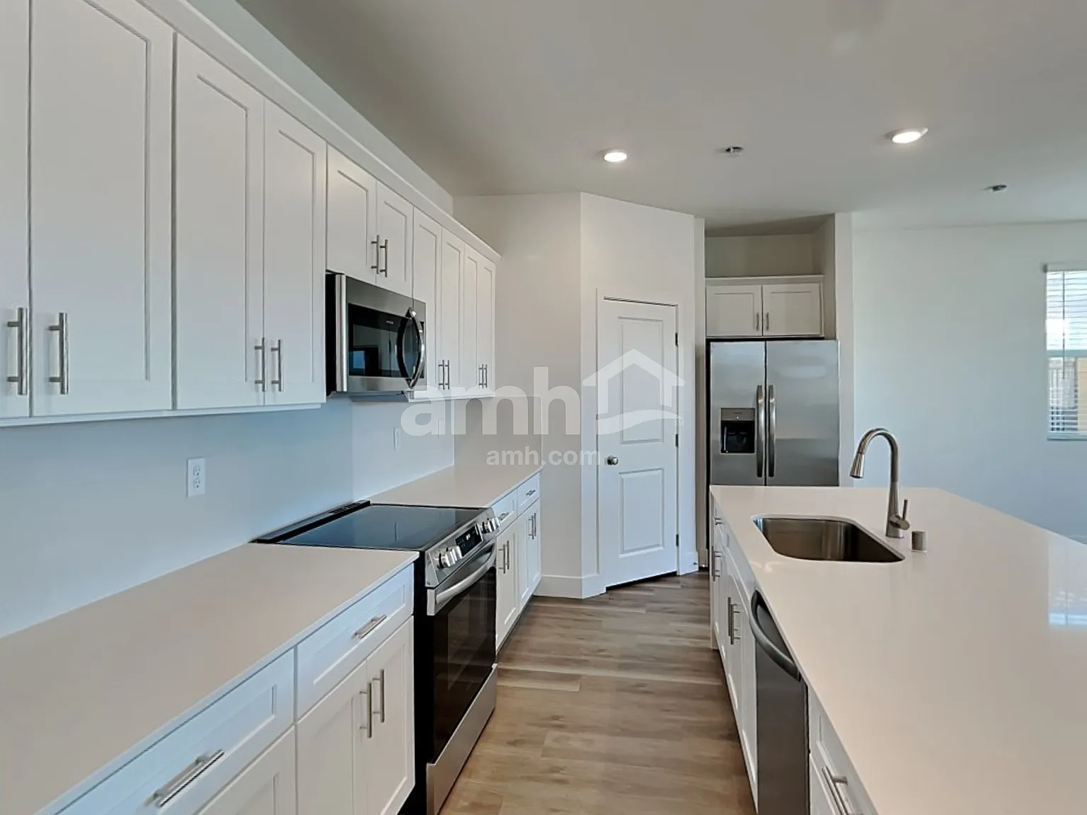 5 bed, 3.0 bath, 2395 sqft, $2,595 — Photo 3
