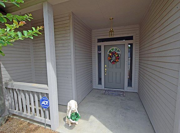 3rd image of 723 Oak Hollow Dr