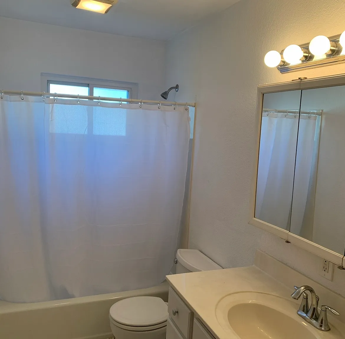 3 bed, 864 sqft, $1,300 — Photo 3