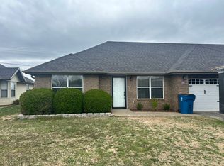 127 E Peachtree Dr, Nixa, MO 65714