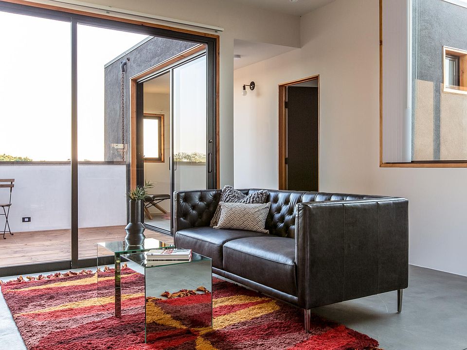 1st image of 2305 University Ave #402