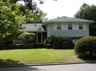 4 Cecil Ct, Melville, NY 11747