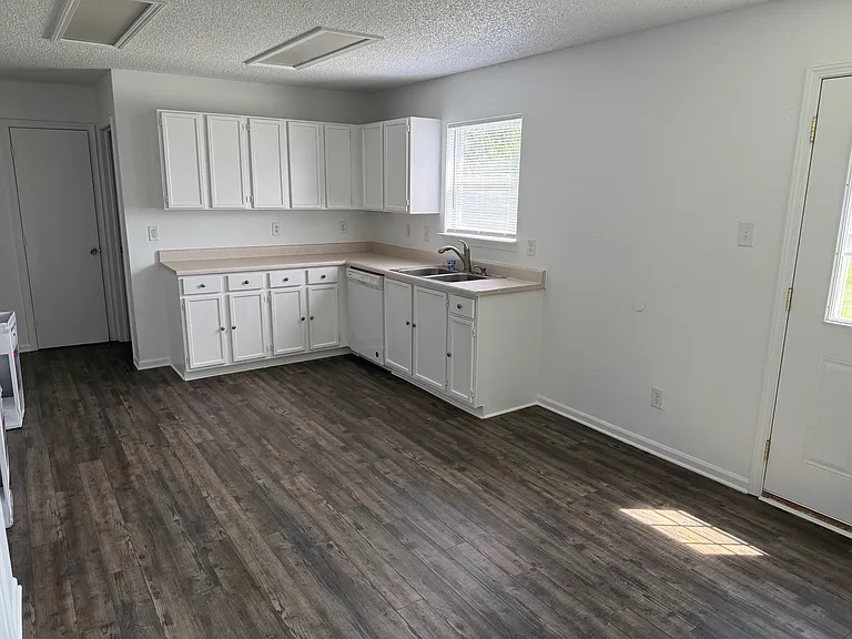 10931 Clear Spring Dr — Photo 3