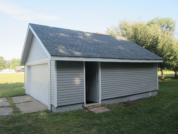 3rd image of 26323 Lakeview Dr