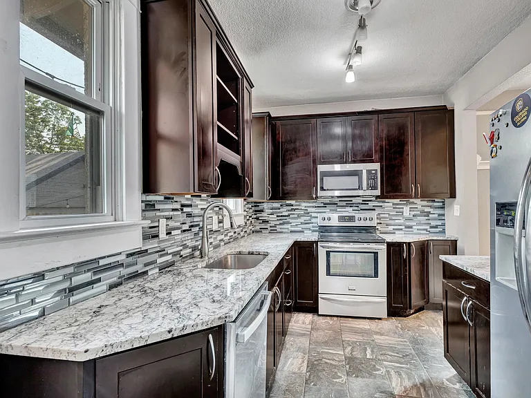 320 E Uintah St — Photo 19