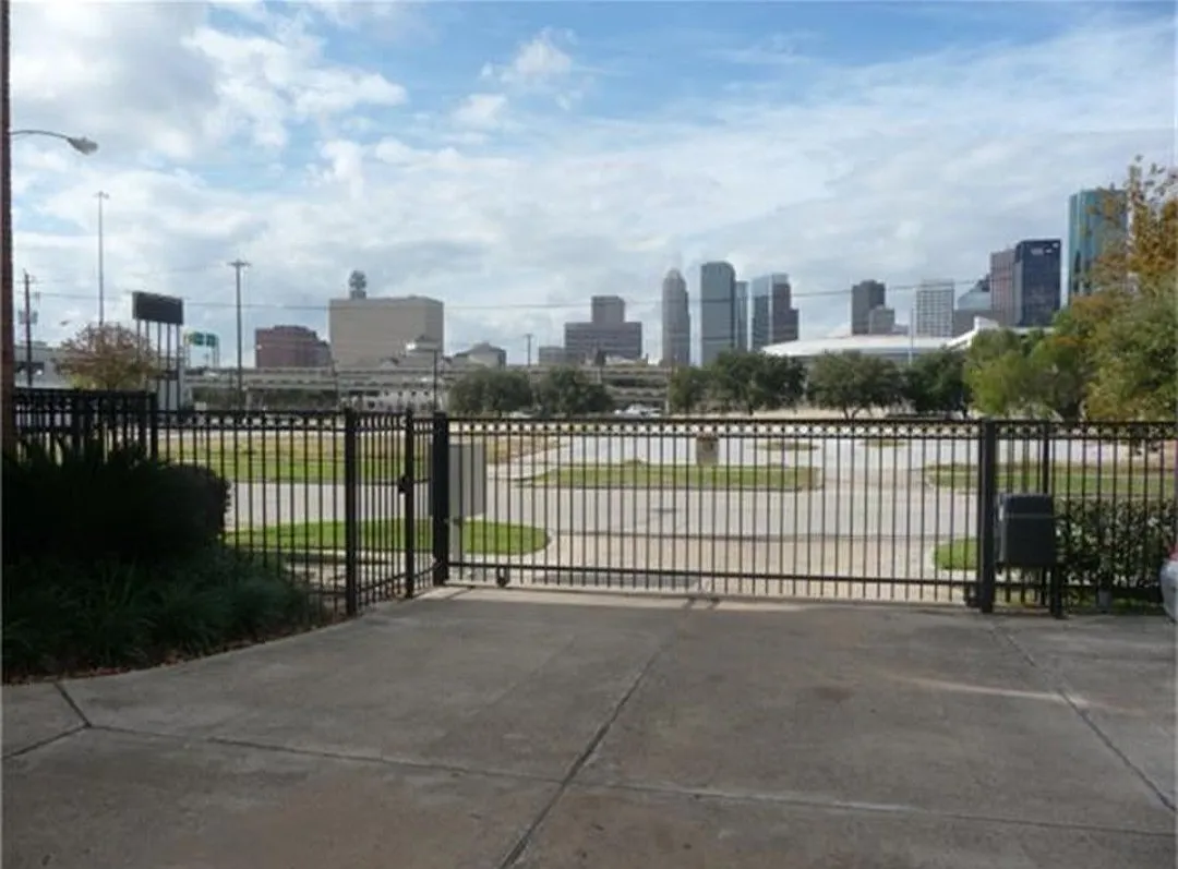 3 bed, 2.5 bath, 1592 sqft, $2,550 — Photo 4