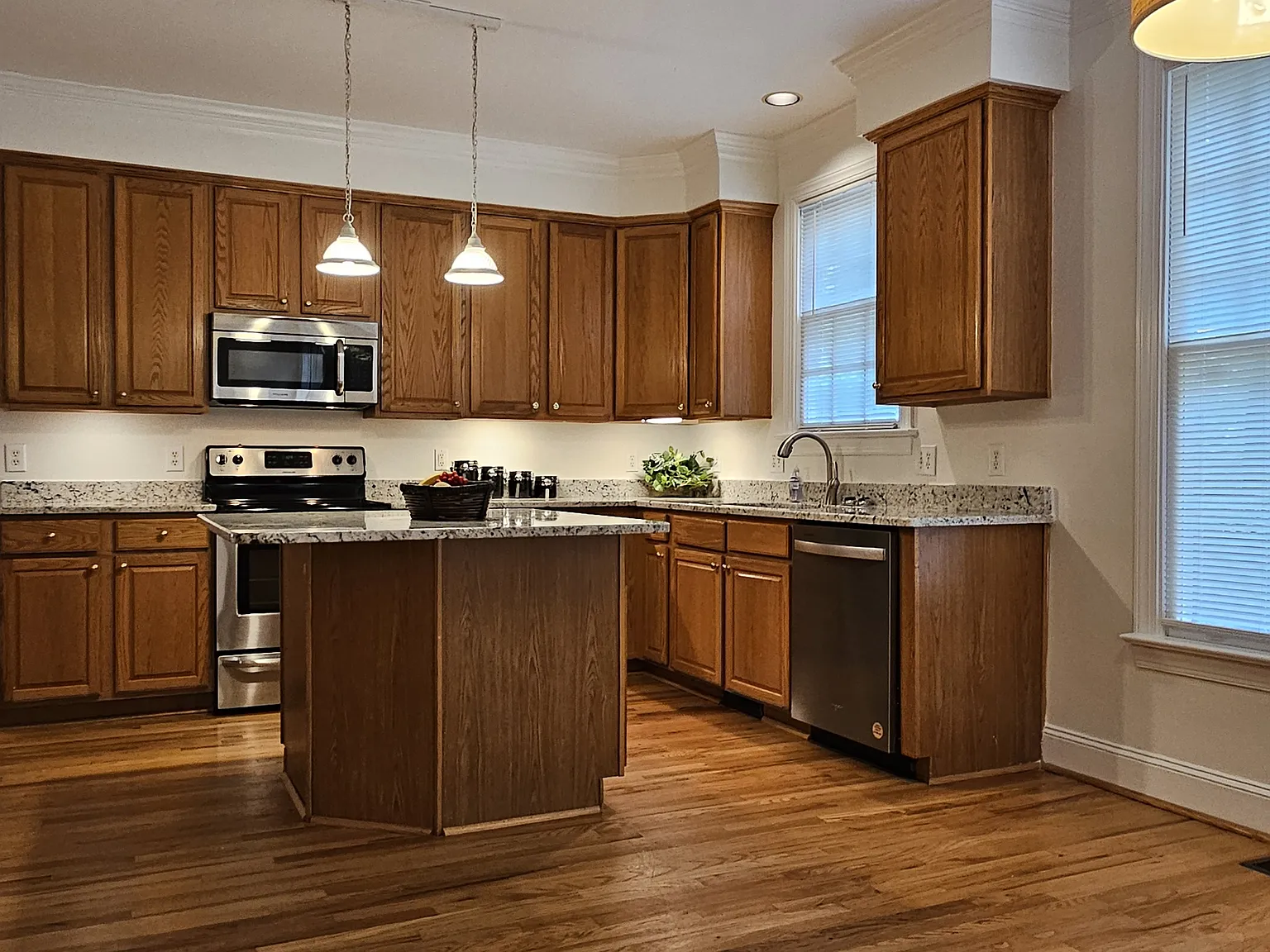 4 bed, 2.5 bath, 2400 sqft, $2,800 — Photo 4