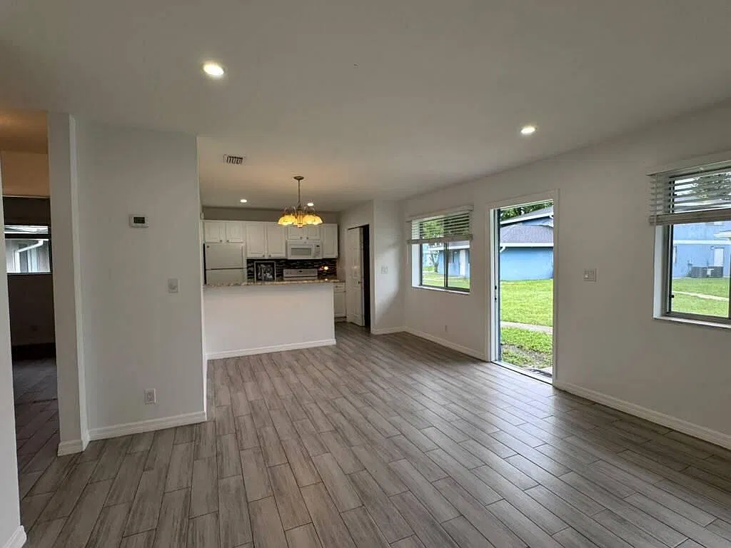 725 W Tiffany Dr — Photo 2