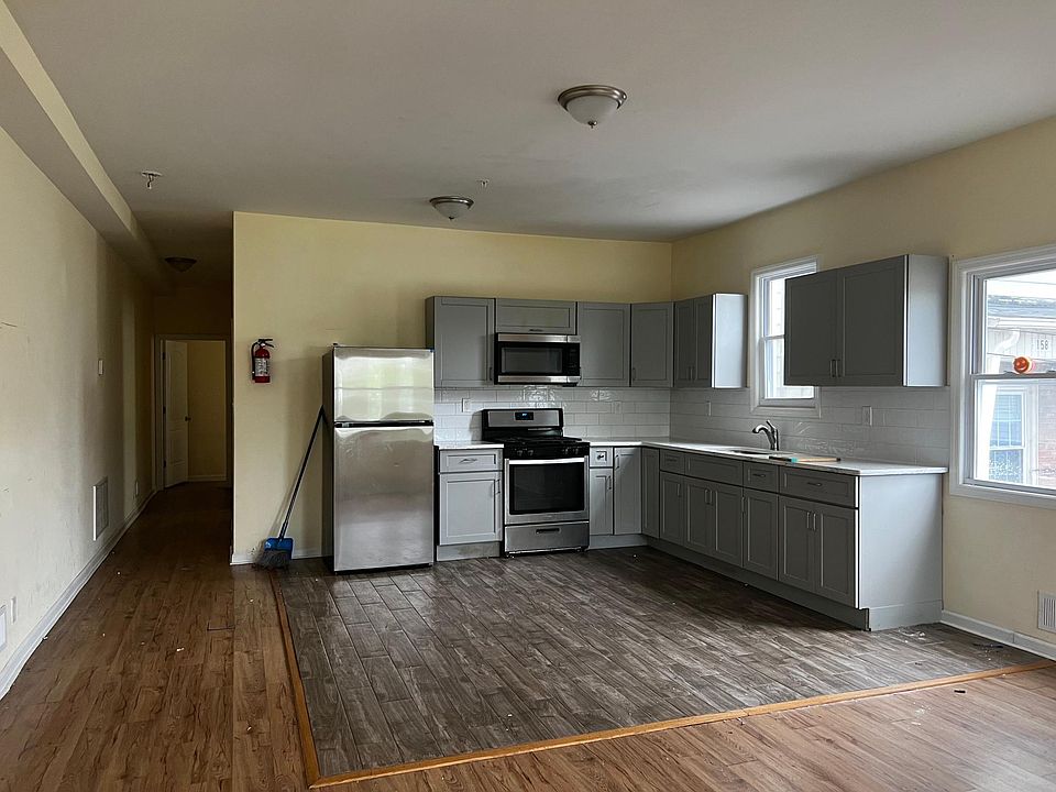 2nd image of 196 Park Pl #2