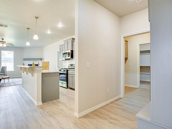 3rd image of 4728 Sandhill Dr