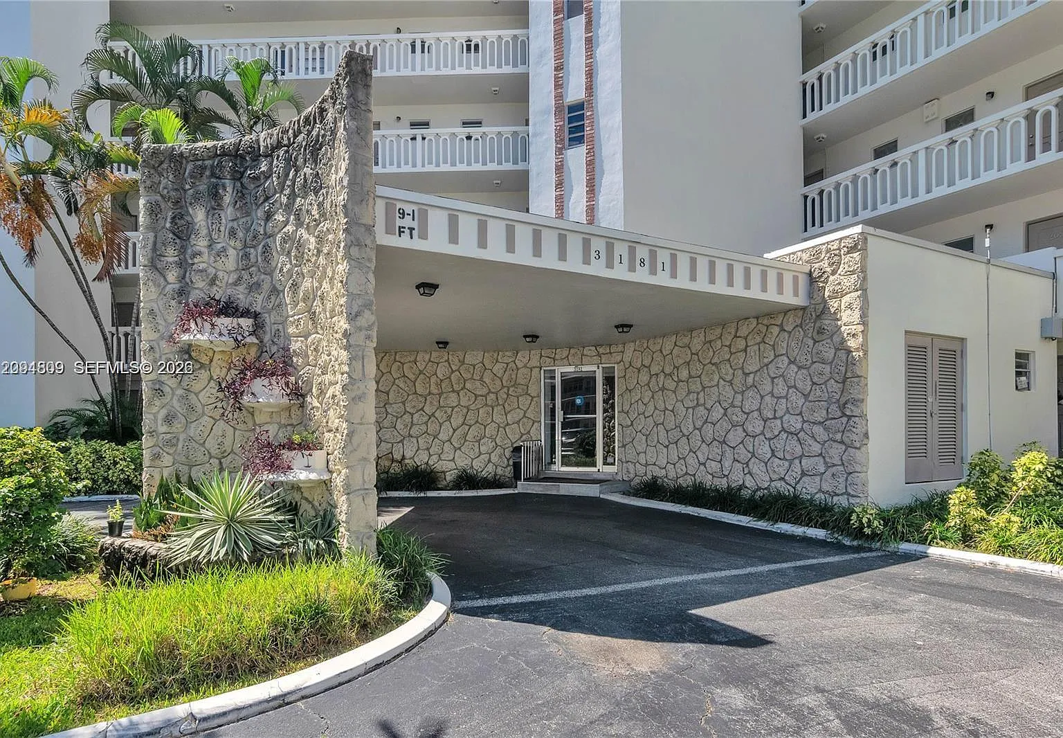 Golden View Condo — Photo 2