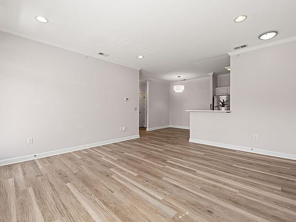 4th image of 524 Aberdeen Dr APT 205