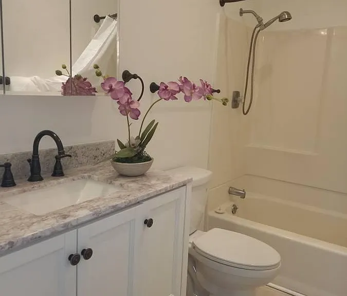 982 Bayview Ave #4 — Photo 3