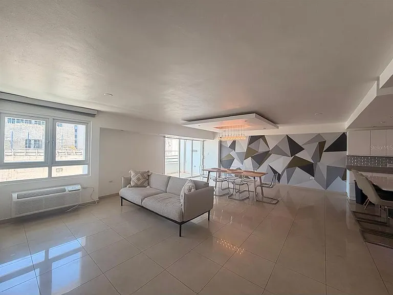 Metro Plaza Tower 305 Calle Villamil — Photo 9