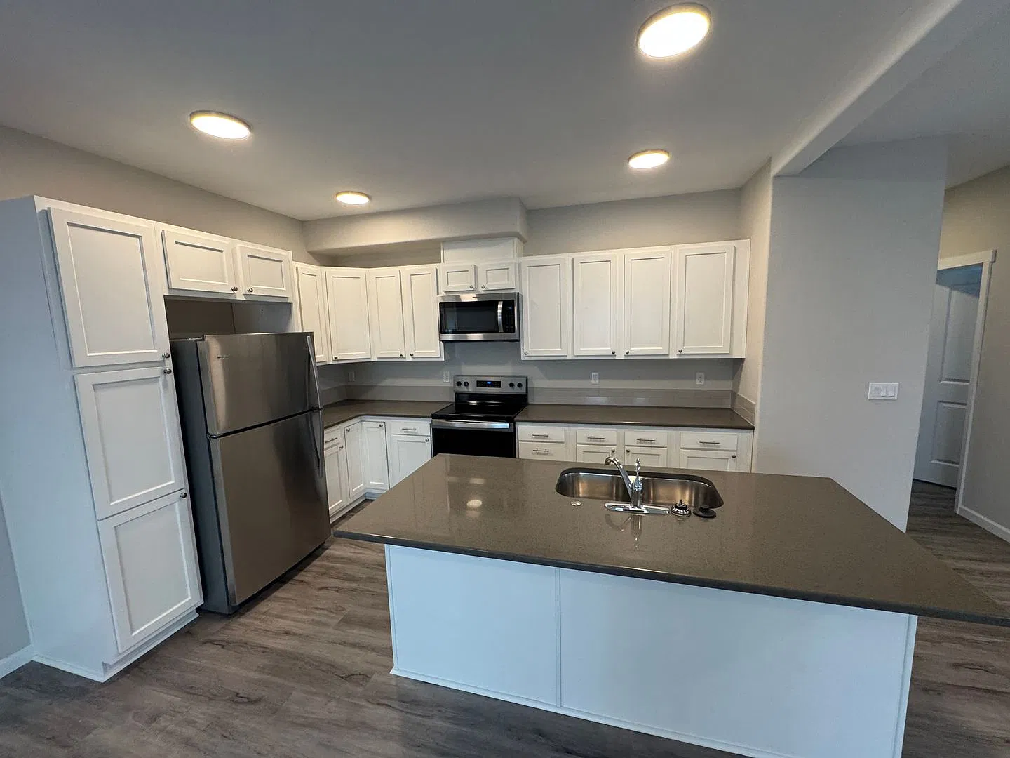 4 Bed / 2.5 Bath Duplex! $250 Amazon Gift Card! *First Month's Rent Is Free!* — Photo 4