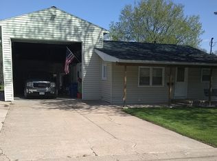 2409 N 10th St, Clinton, IA 52732
