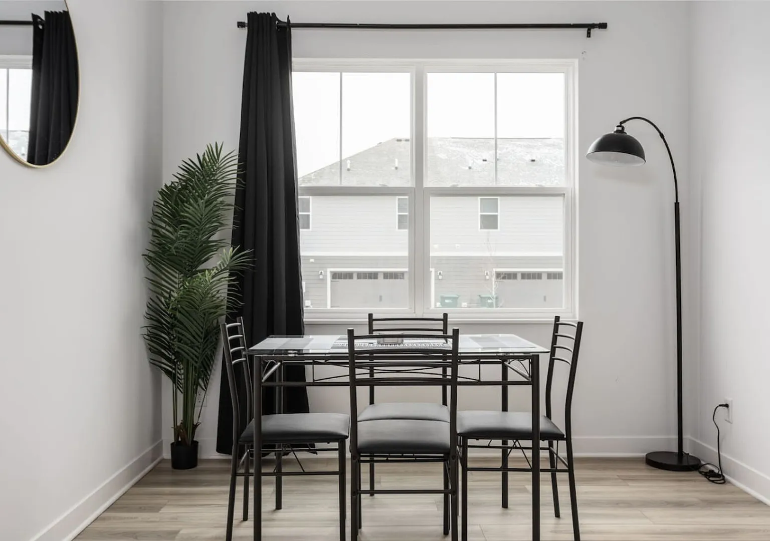 Stylish Westfield Retreat | Near Grand Park — Photo 4