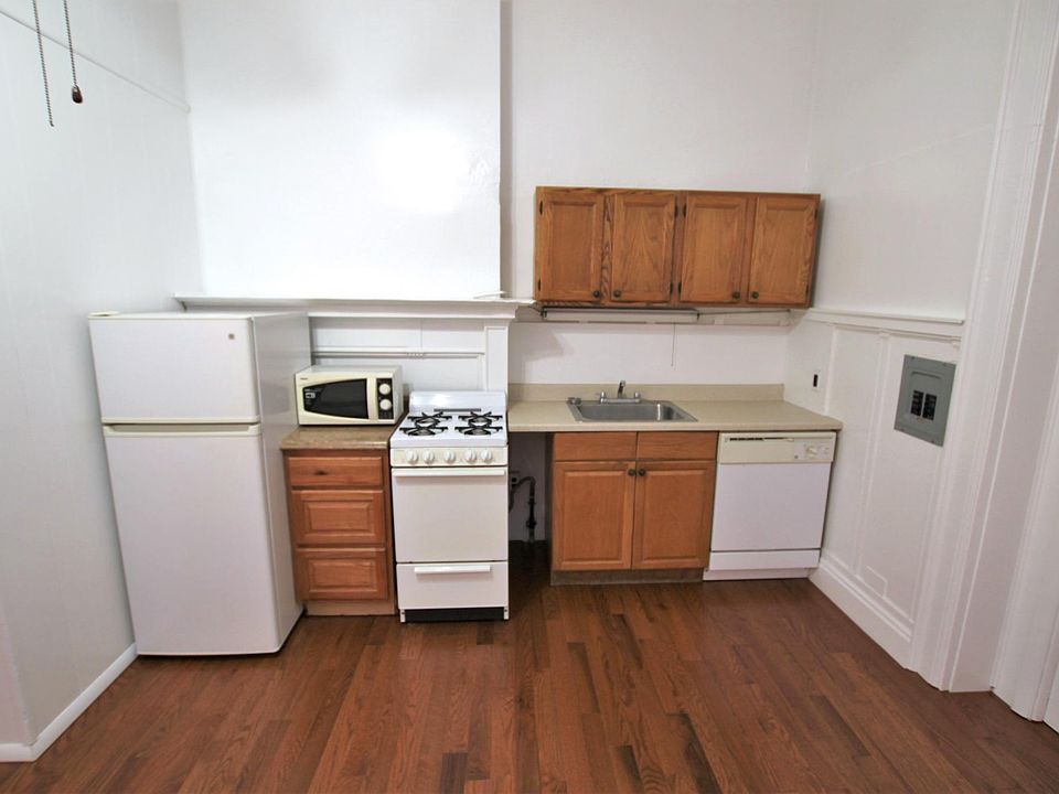 2nd image of 2014 Walnut St #A