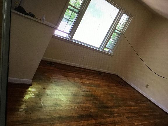 4th image of 304 Saint George Dr