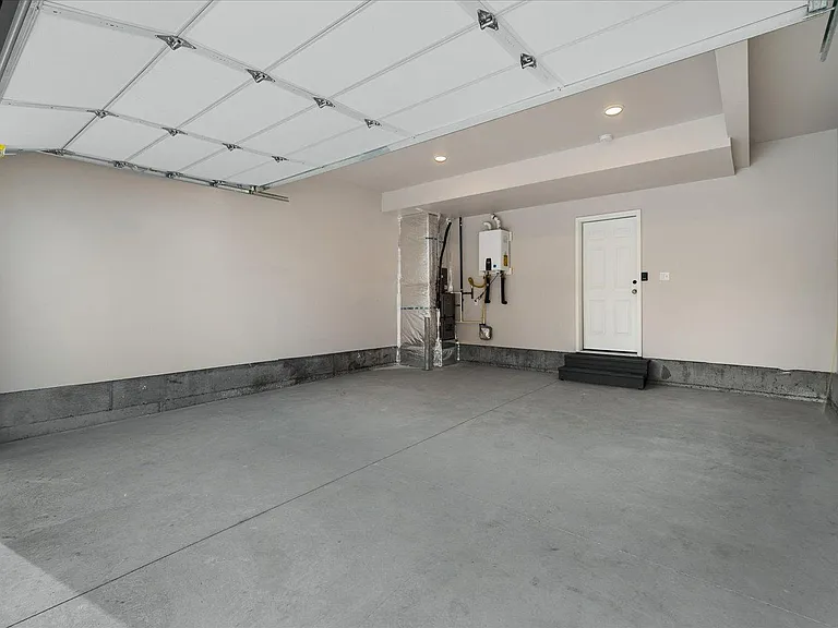 622 W 6th St — Photo 16