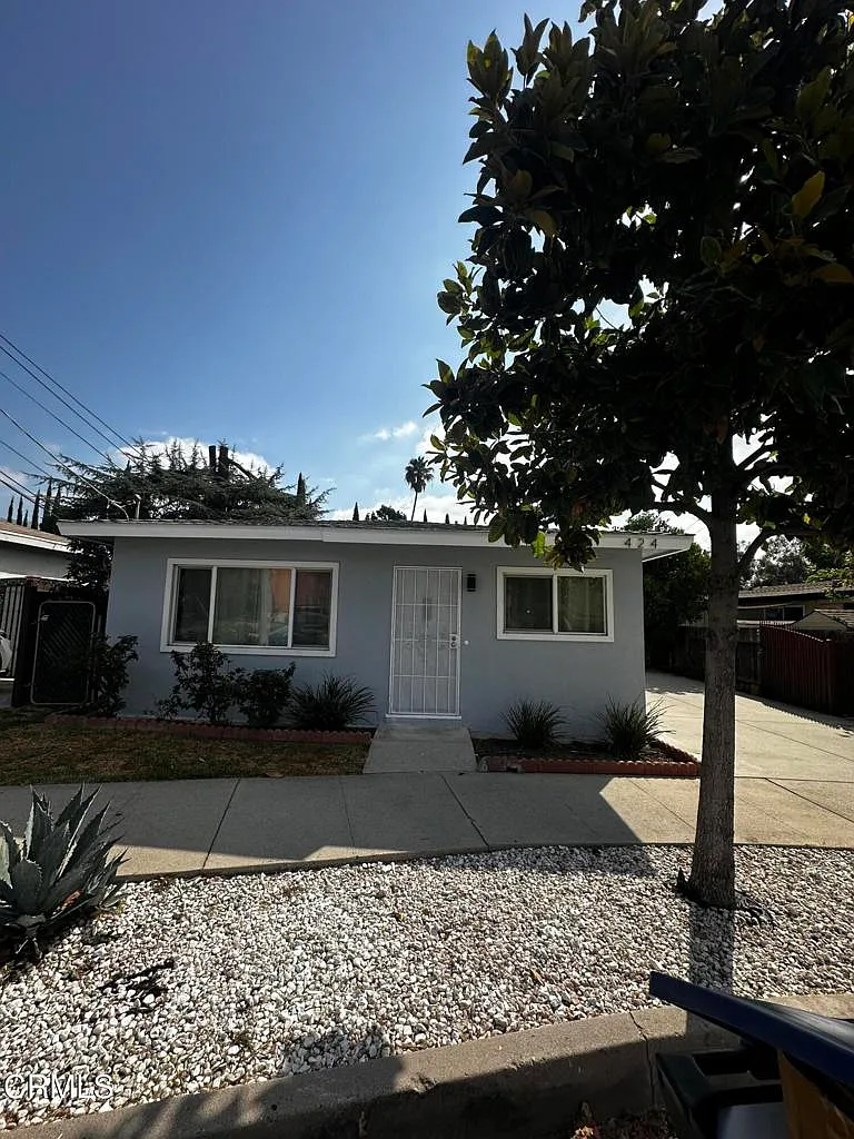 3 bed, 1.0 bath, 1000 sqft, $3,200 — Photo 1
