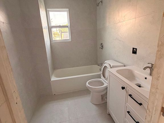 2nd image of 475 Valley Rd Floor 1