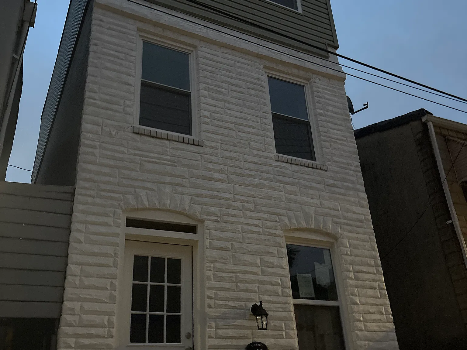 4 bed, 2.5 bath, 2000 sqft, $3,000 — Photo 1