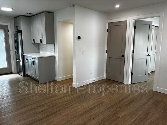 4th image of 614 N 10th Ave APT A