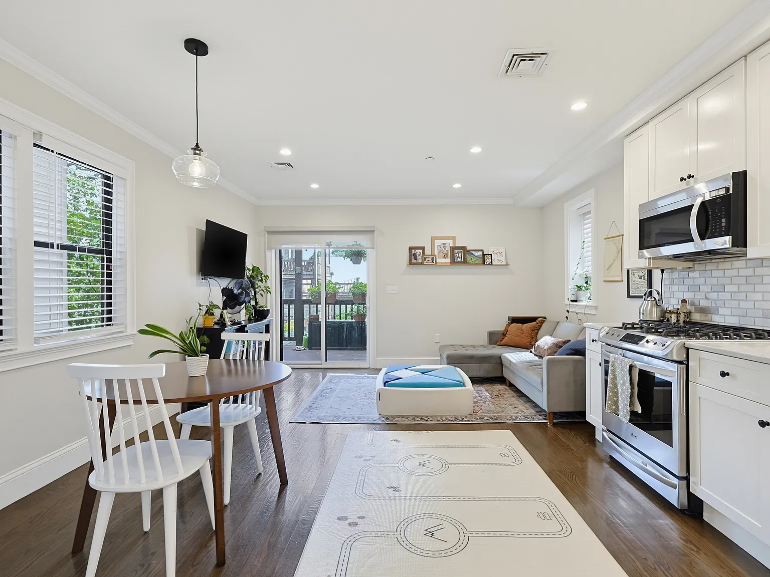 2 bed, 800 sqft, $3,350 — Photo 4