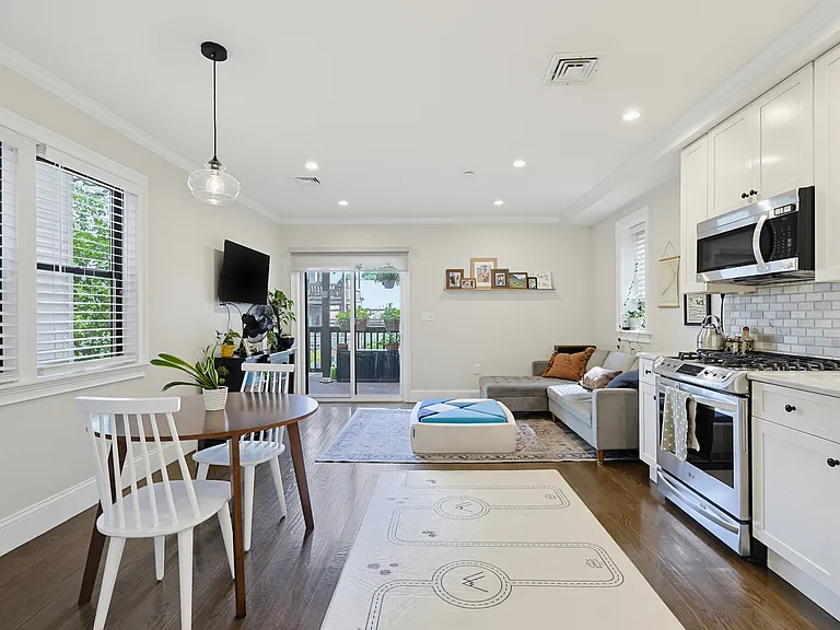 498 Sumner St #1 — Photo 4