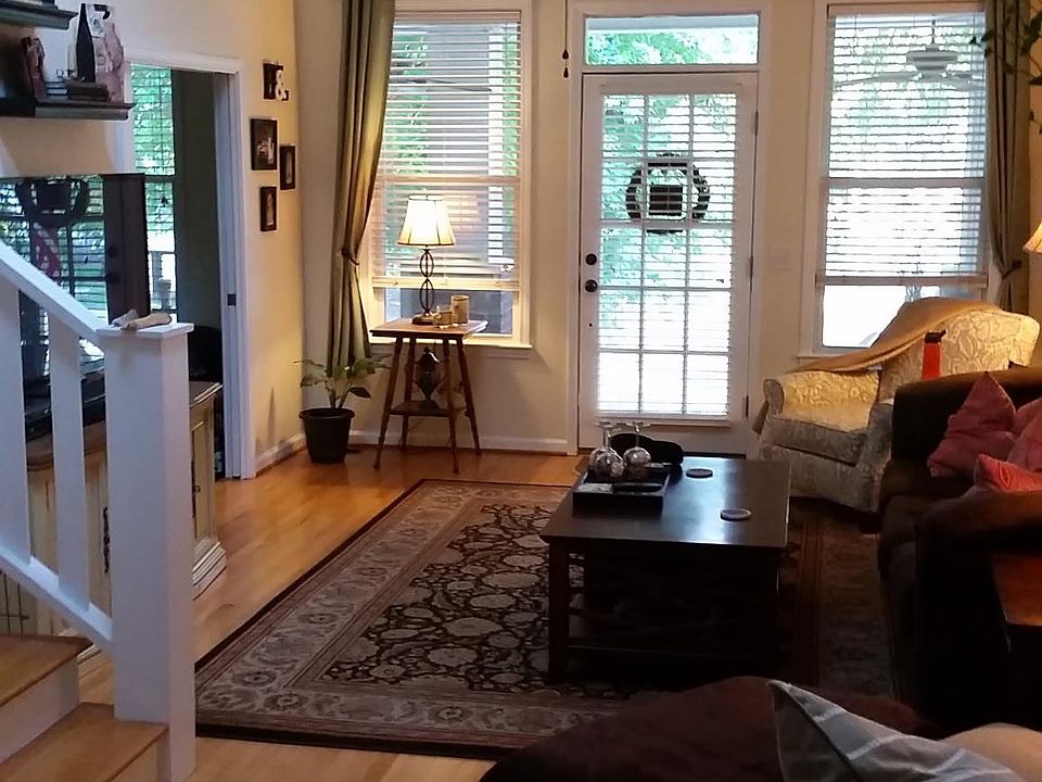 2nd image of 5 Graymont Cir