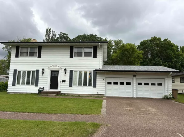 1813 10th St SW, Minot, ND 58701