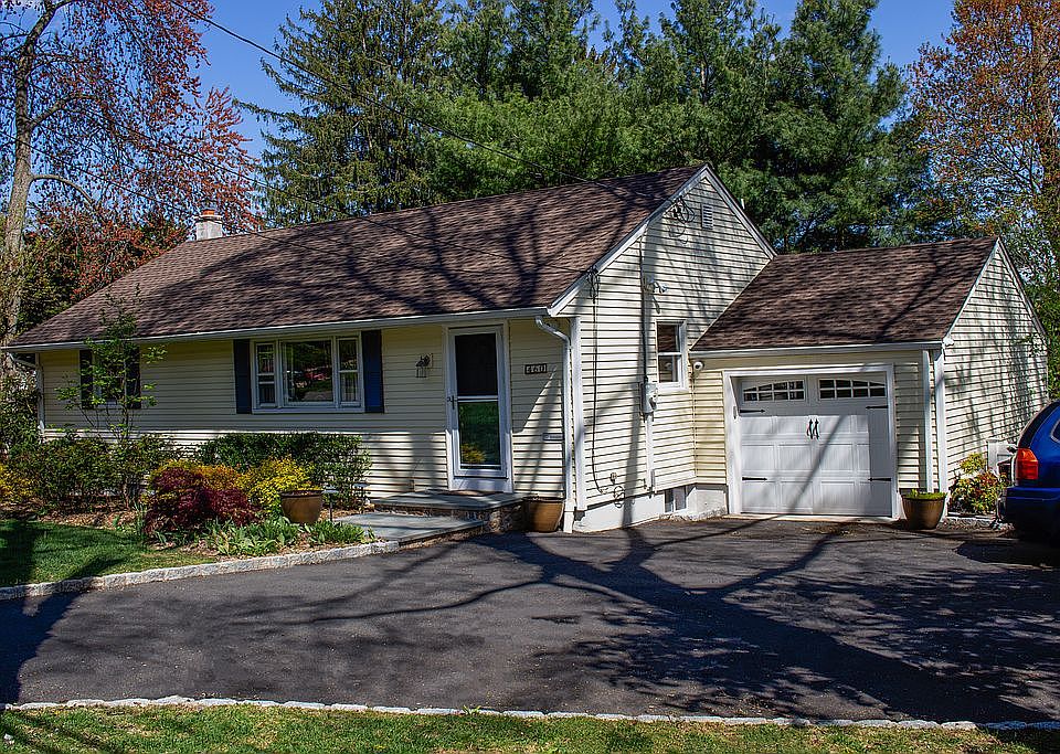 2nd image of 460 Louisa Ave