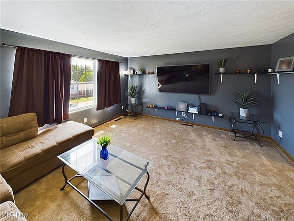 4th image of 43 Oak Cir
