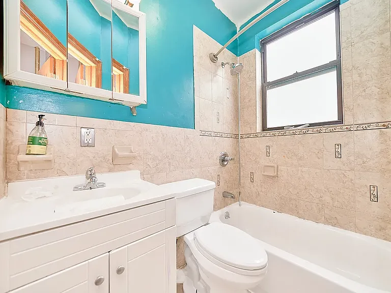 501 1/2 W 43rd St #3E — Photo 13