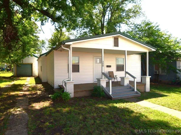 208 E Walnut St, Stilwell, OK 74960