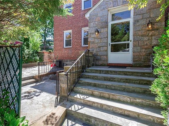 2nd image of 8 Parkview Pl APT 1A