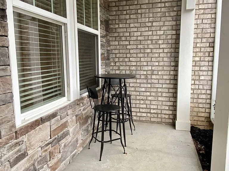 1021 Livingstone Ln — Photo 3