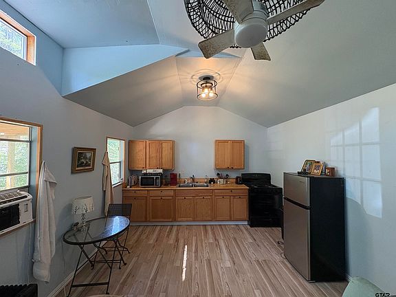 3rd image of 652 Lake Rd