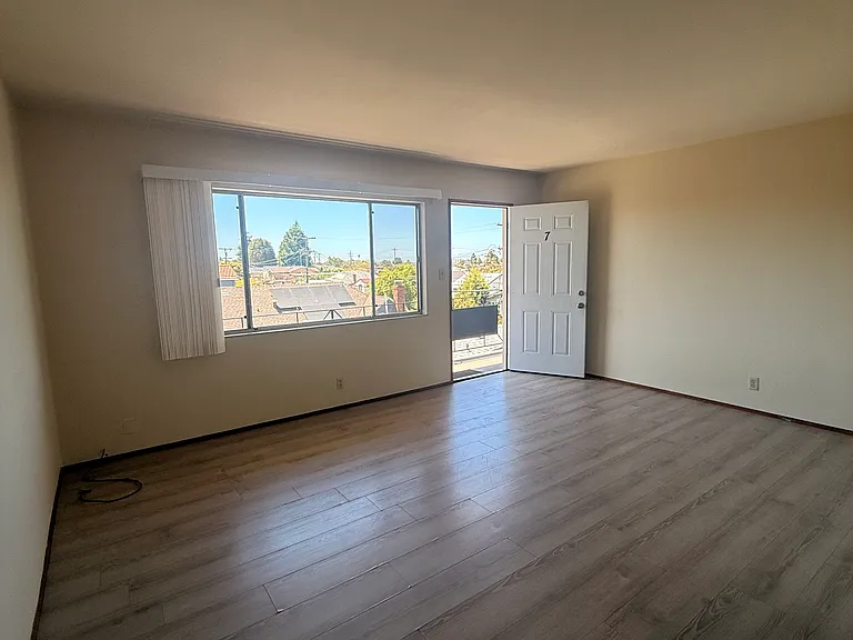 905 Evelyn Ave #7 — Photo 3