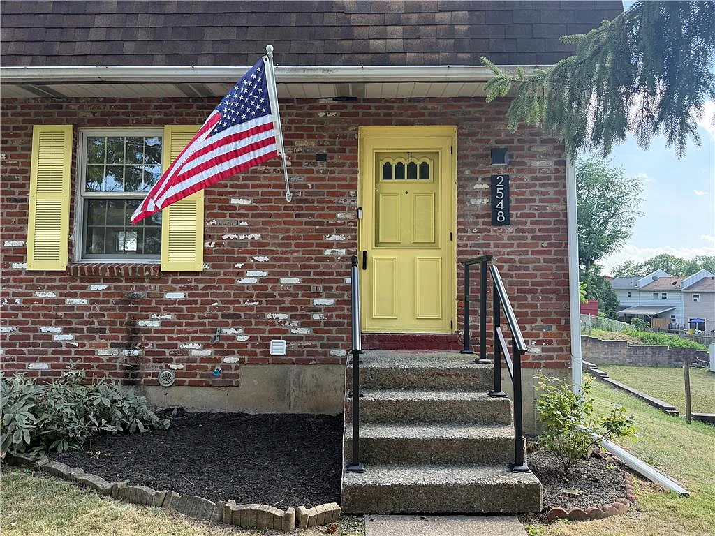 3 bed, 2.0 bath, 2340 sqft, $3,000 — Photo 2