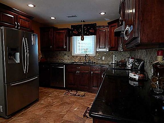 3rd image of 702 S Chateau Dr