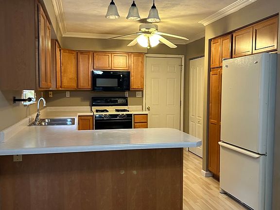 3rd image of 10 Tanbark Dr
