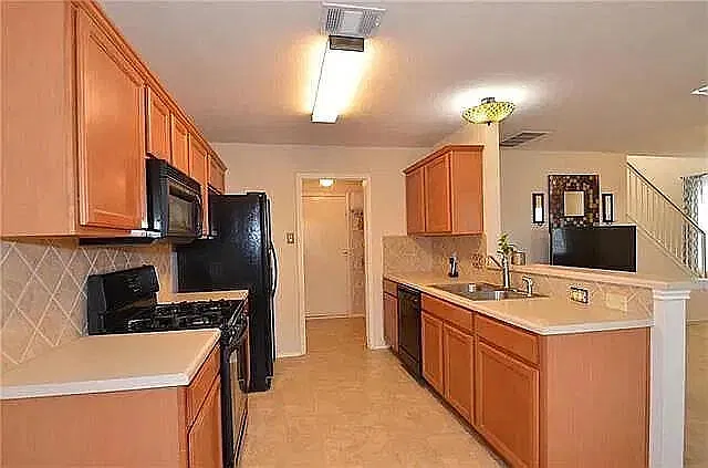3 bed, 2.5 bath, 1605 sqft, $2,200 — Photo 3